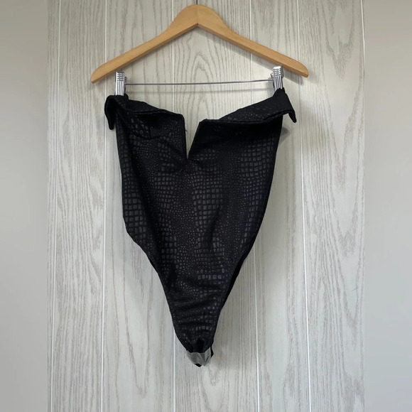 Pretty Little Thing Black Faux Leather Croc Deep V Bodysuit Size 10 NWT - Picture 5 of 7